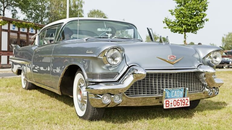 Amerikanischer Showstar in der Alten Welt: Ein Cadillac Sixty Two Coupé aus den 1950er Jahren auf einer Oldtimer-Show bei Berlin.