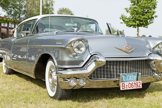 Amerikanischer Showstar in der Alten Welt: Ein Cadillac Sixty Two Coupé aus den 1950er Jahren auf einer Oldtimer-Show bei Berlin.