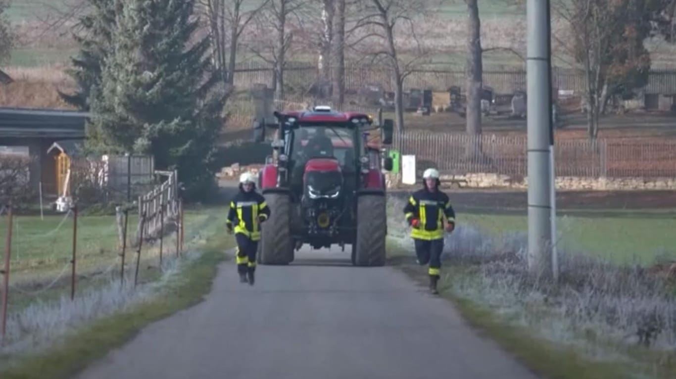 Feuerwehr rückt zu Fuß an: Der Traktor zieht das Einsatzfahrzeug.