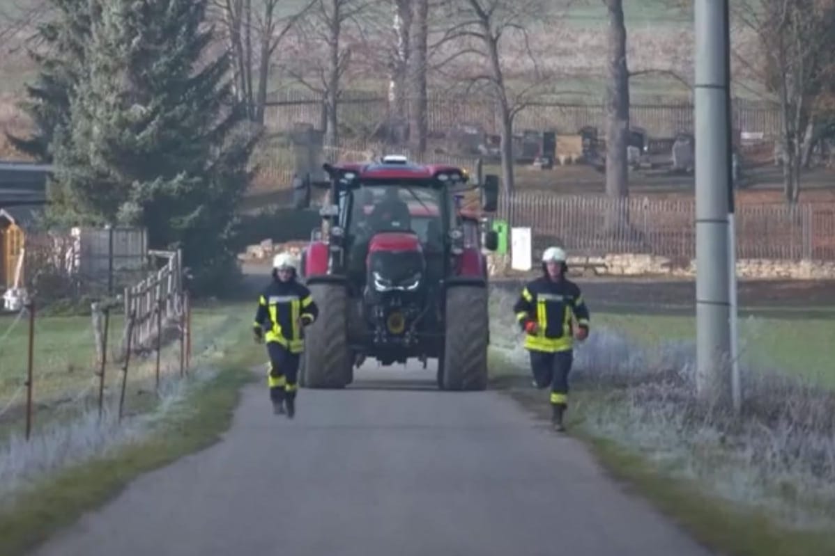 Feuerwehr rückt zu Fuß an: Der Traktor zieht das Einsatzfahrzeug.
