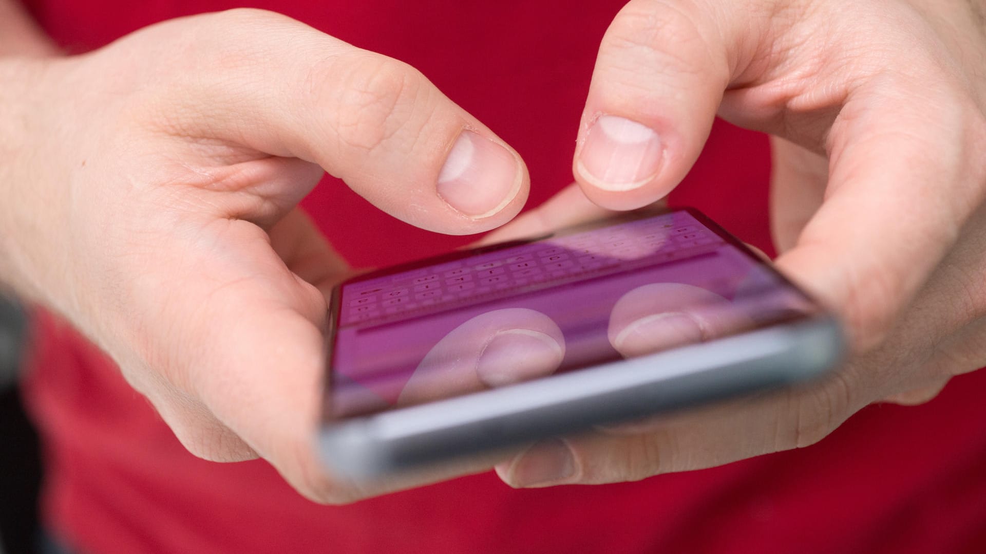 Eine Person tippt eine Nachricht in ein Handy ein: Ist das Display erstmal entsperrt, lassen sich meist auch alle Nachrichten sofort lesen.