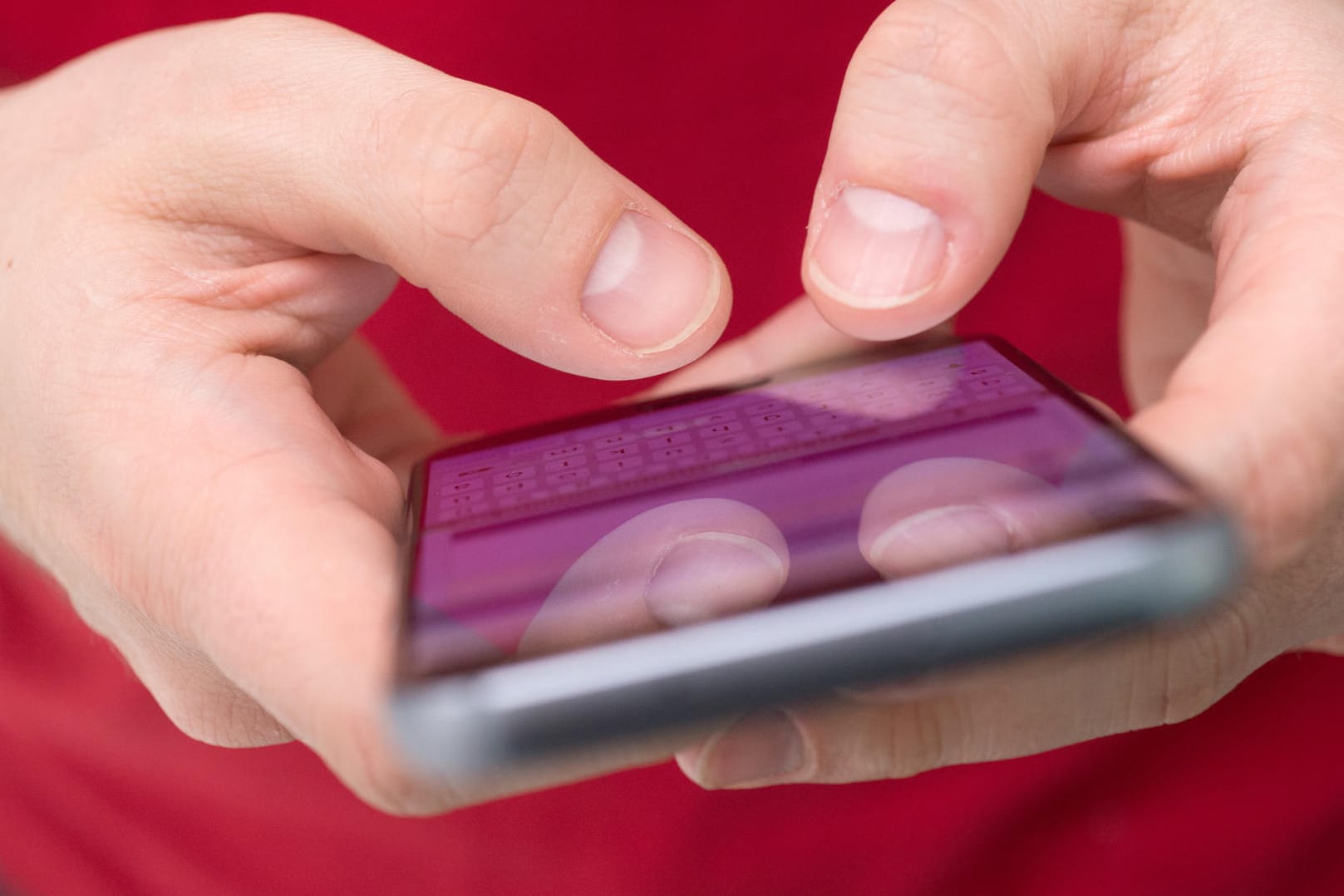 Eine Person tippt eine Nachricht in ein Handy ein: Ist das Display erstmal entsperrt, lassen sich meist auch alle Nachrichten sofort lesen.