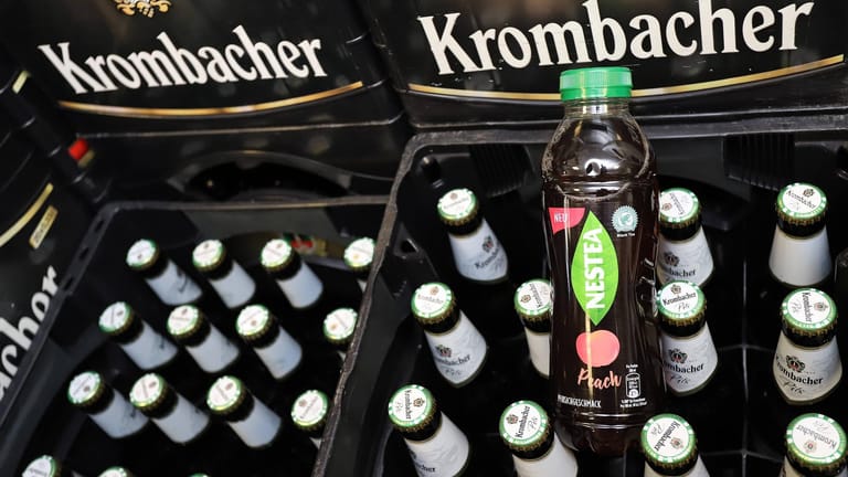 Umstrittene Partnerschaft: Krombacher vertreibt in Deutschland und Österreich einen Nestlé-Eistee. Unter anderem soll der Schweizer Konzern der armen Bevölkerung in Entwicklungsländern das Grundwasser entziehen und es dann abgefüllt für viel Geld verkaufen.