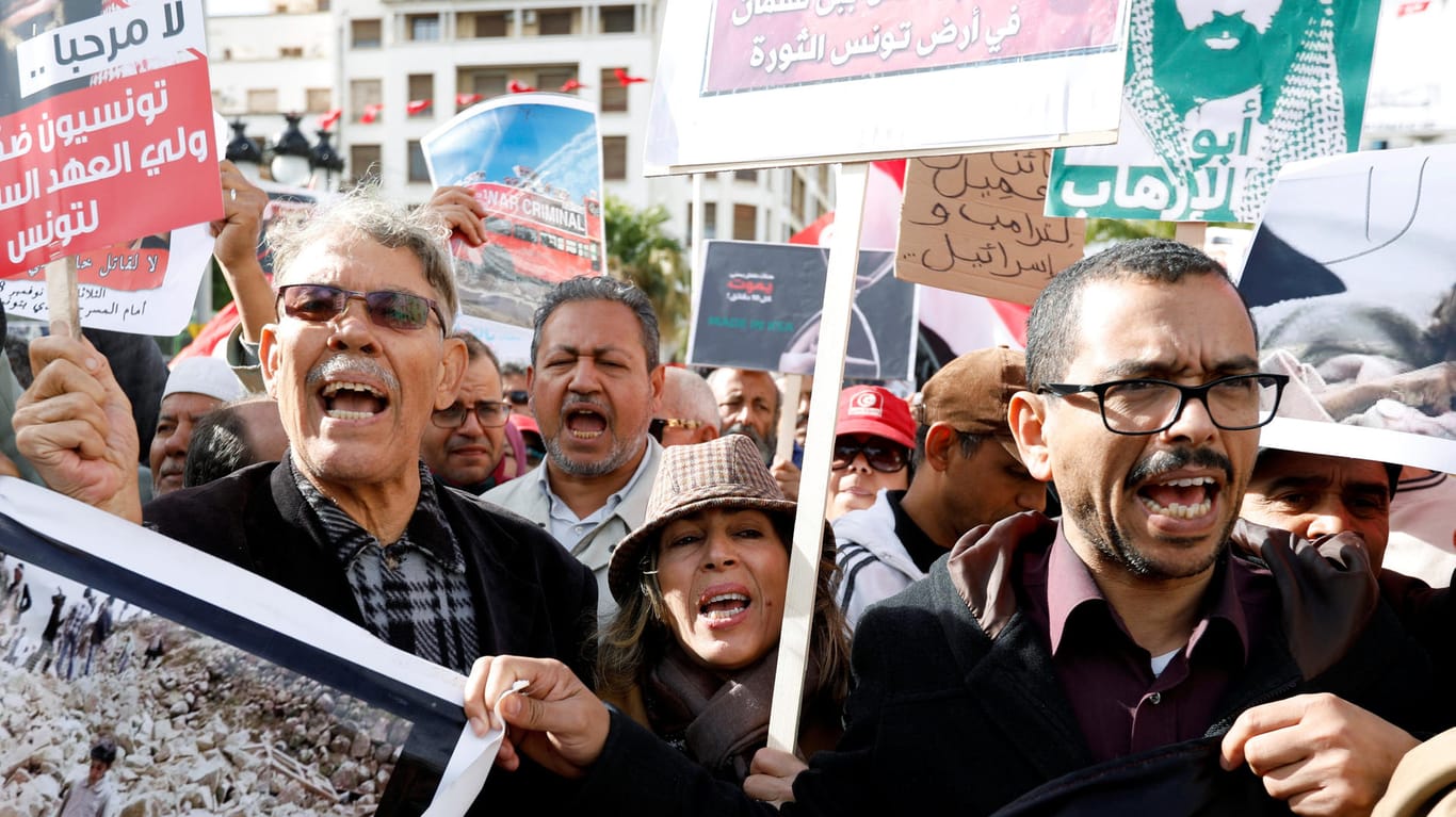 Menschen in Tunesien protestierten gegen den Besuch des saudischen Kronprinzen: Mohammed bin Salman steht seit Wochen unter internationalem Druck.