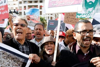 Menschen in Tunesien protestierten gegen den Besuch des saudischen Kronprinzen: Mohammed bin Salman steht seit Wochen unter internationalem Druck.