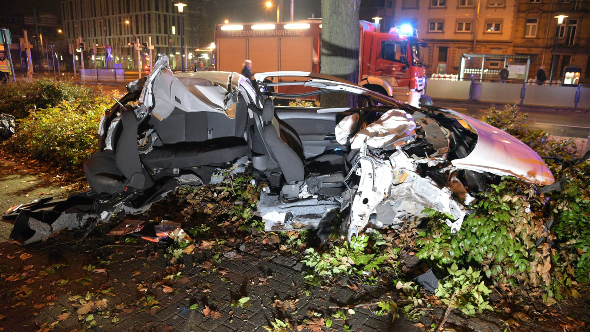 Das schwer beschädigte Fahrzeug des 25-Jährigen: Der Mann hatte sich eine Verfolgungsjagd mit der Polizei geliefert – auf der falschen Spur. Das schwer beschädigte Fahrzeug des 25-Jährigen: Der Mann hatte sich eine Verfolgungsjagd mit der Polizei geliefert – auf der falschen Spur.