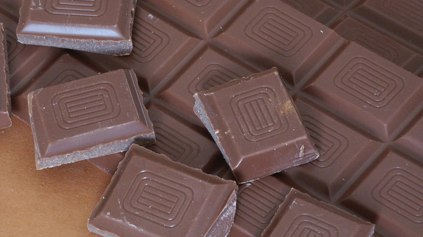 Eine angebrochene Tafel Schokolade: Mehr als eine Tonne wog die Beute der Diebe. (Symbolbild)