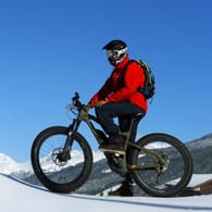 Mountainbiker im Winter