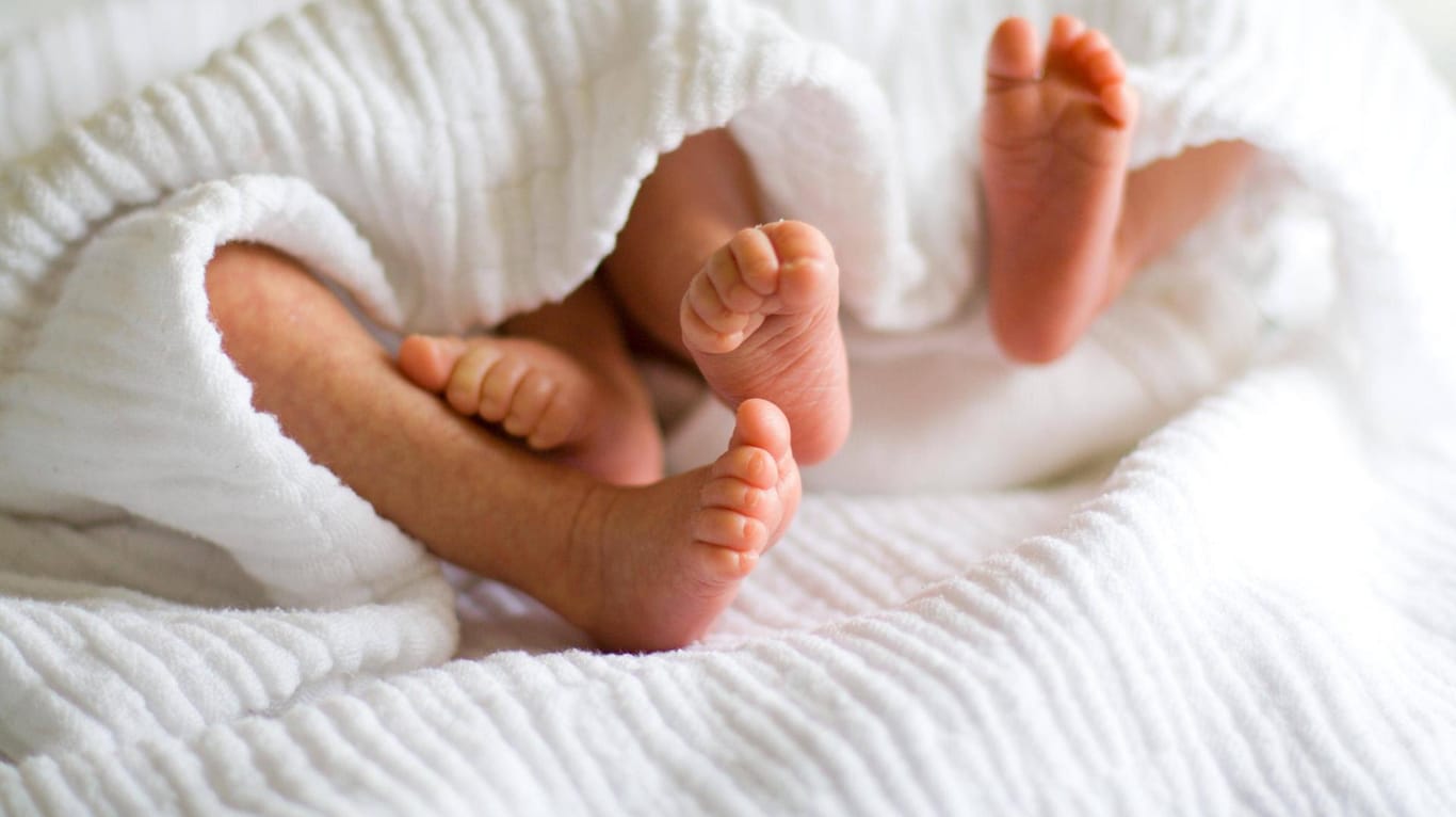 Die Füße zweier Säuglinge: Der Forscher He Jiankui behauptet, dass er die Erbanlagen von Zwillingsmädchen manipuliert habe. (Symbolbild)
