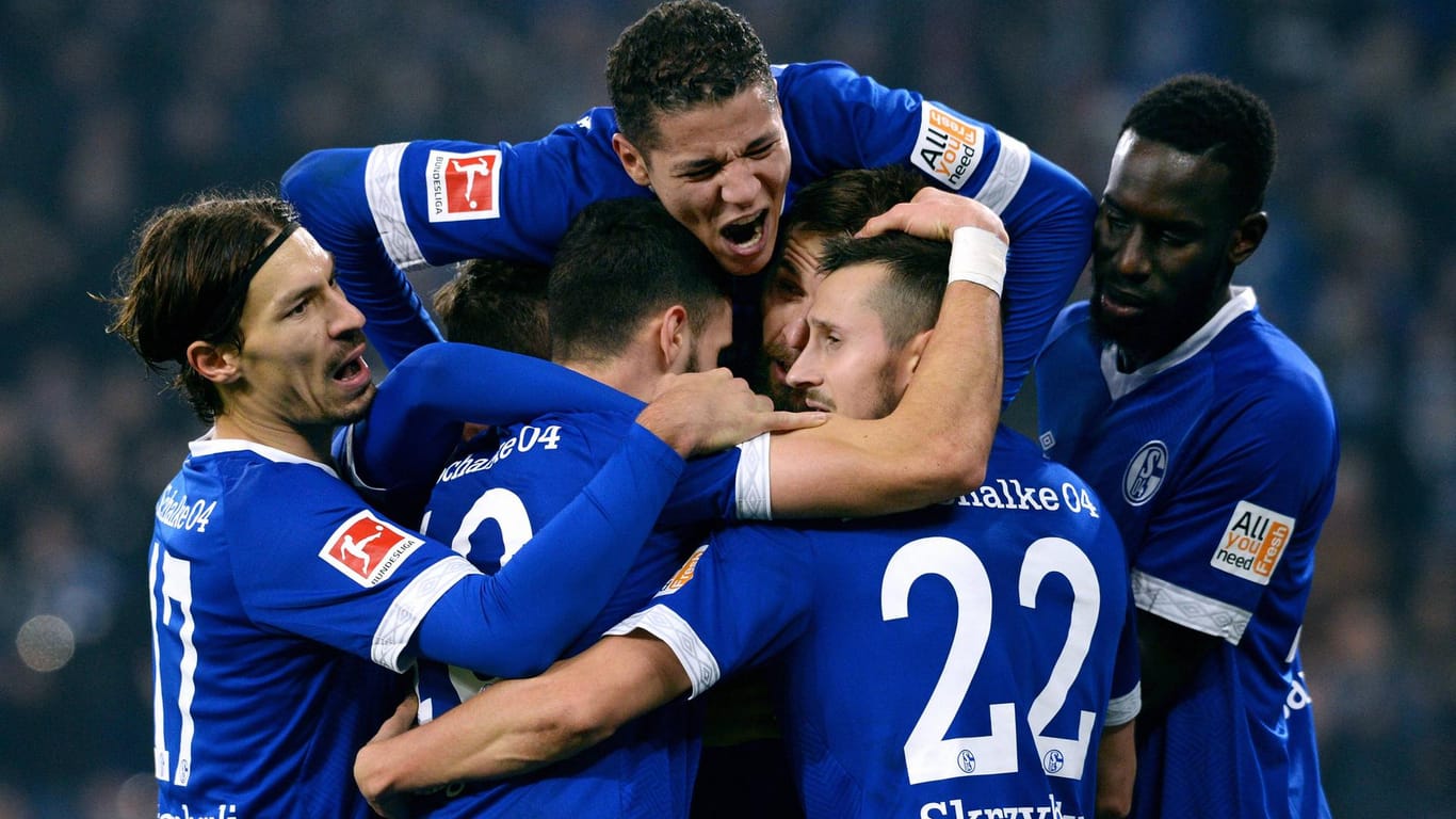 Schalke feiert das 3:1 von Guido Burgstaller beim 5:2 gegen Nürnberg. Der Sieg hat dem Klub erstmal etwas Luft im Abstiegskampf verschafft.