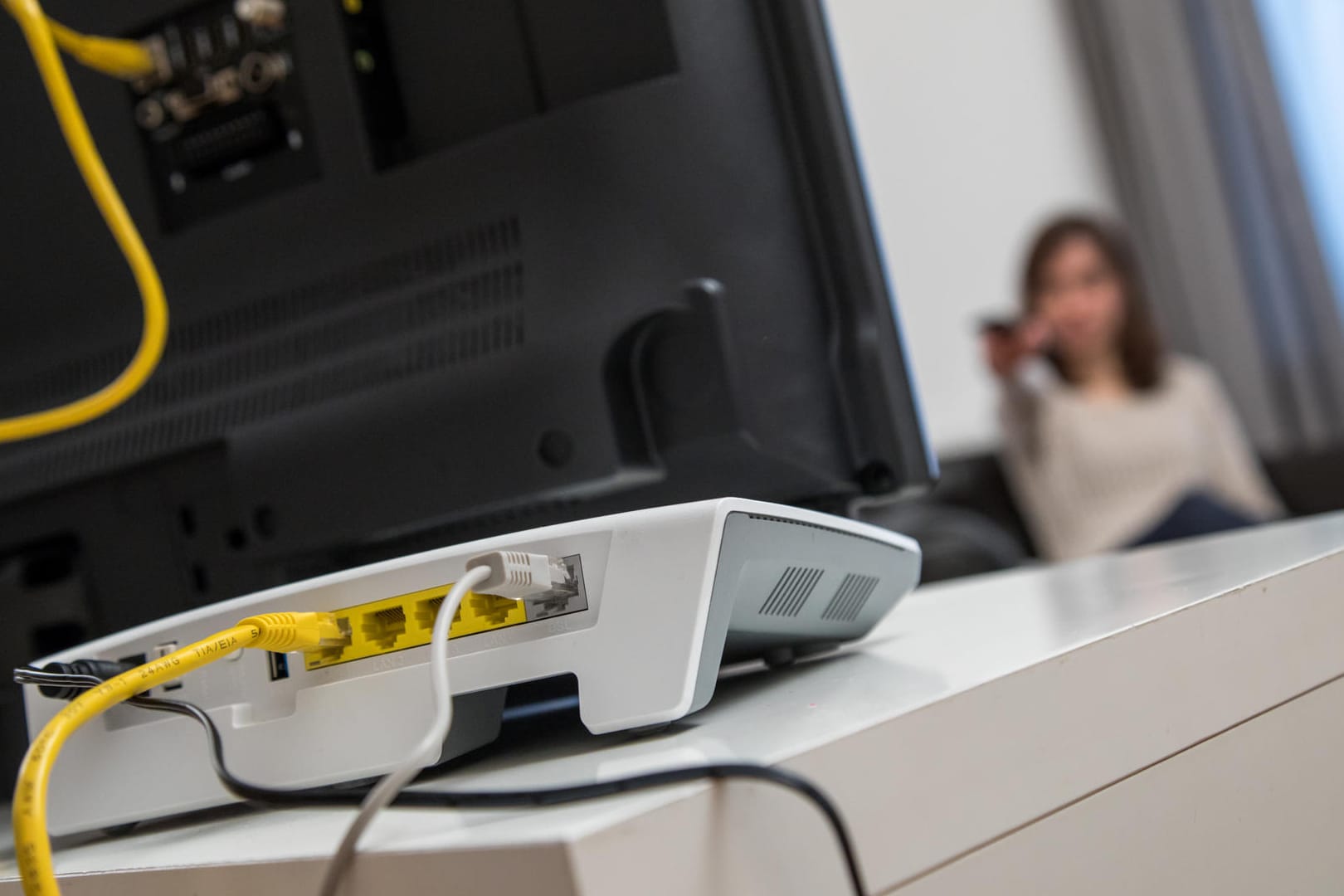 Vernetzt mit der ganzen Welt: Smart-TV tauschen viele Daten über das Internet aus – auch wenn die Nutzer das eigentlich verweigert haben.