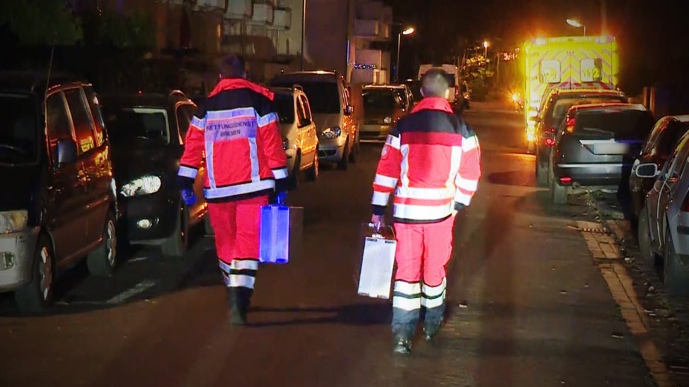 Rettungskräfte in der Nähe des Tatortes: Das Opfer wurde in einem Haus im Stadtteil Hemelingen gefunden.