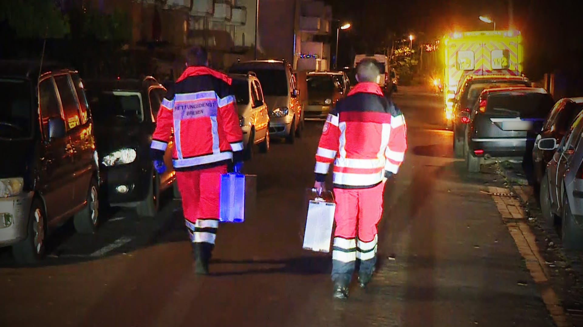 Rettungskräfte in der Nähe des Tatortes: Das Opfer wurde in einem Haus im Stadtteil Hemelingen gefunden. Rettungskräfte in der Nähe des Tatortes: Das Opfer wurde in einem Haus im Stadtteil Hemelingen gefunden.