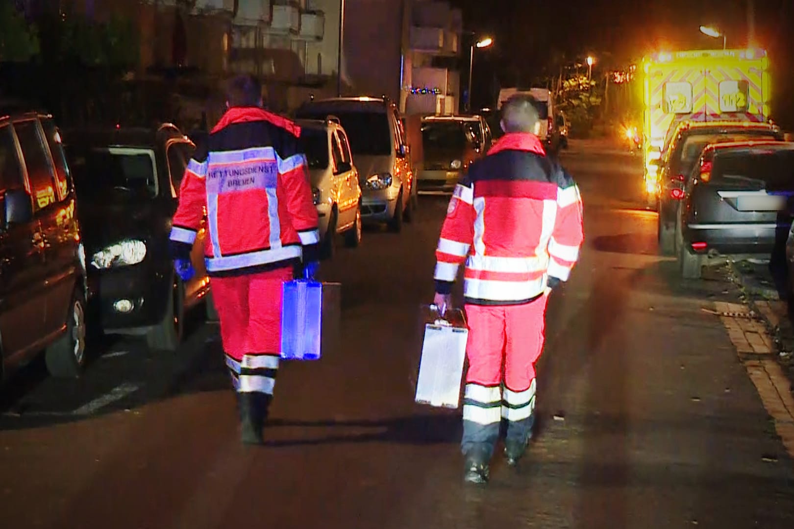 Rettungskräfte in der Nähe des Tatortes: Das Opfer wurde in einem Haus im Stadtteil Hemelingen gefunden.