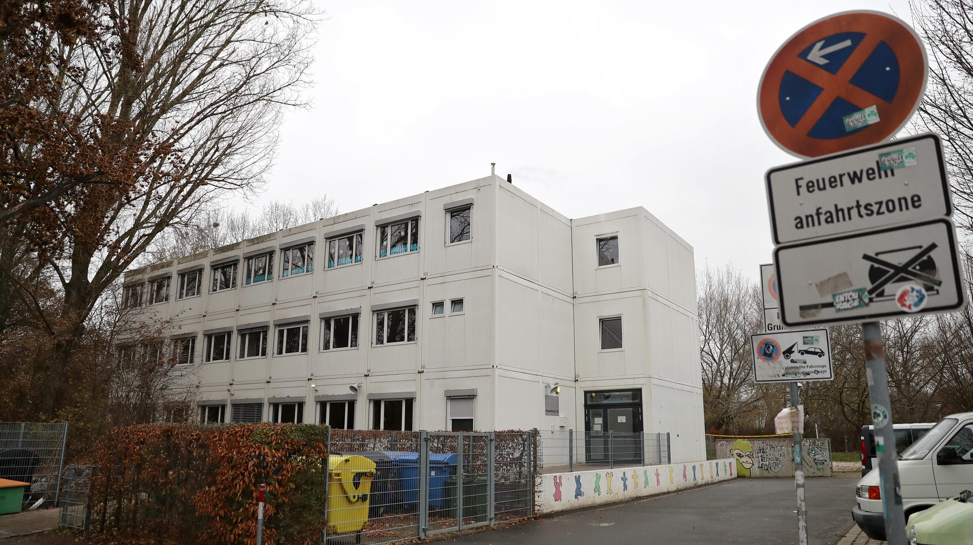 Das Containergebäude der Außenstelle der betroffenen Schule: Die Flammen waren in einer Toilette im ersten Stockwerk des Containergebäudes ausgebrochen.