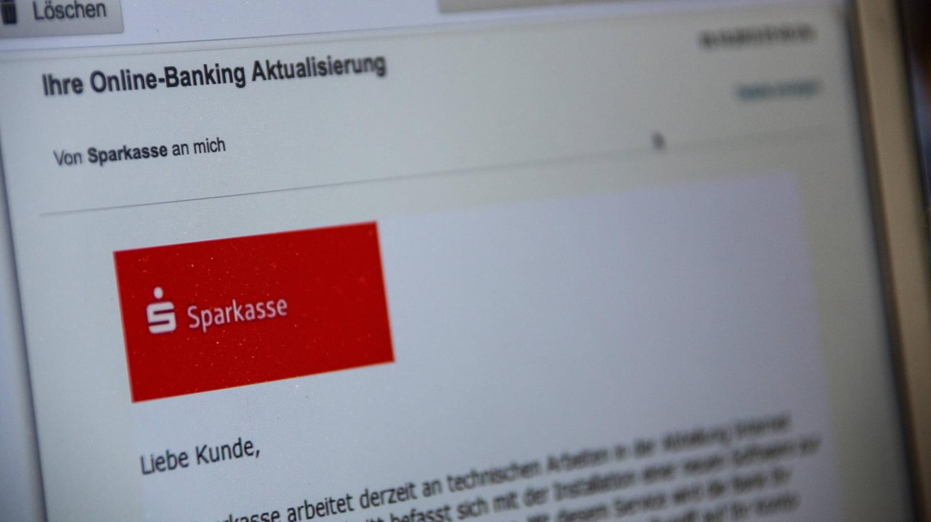 Phishing-Mail mit Sparkassen-Logo: Betrüger verschicken gefälschte E-Mails, um Sparkassen-Kunden in die Falle zu locken.