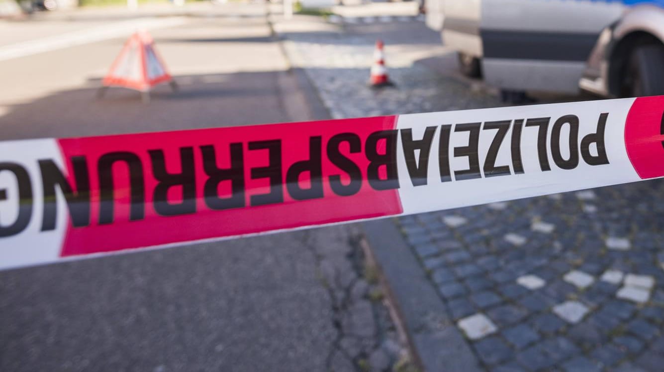 Ein Sperrband der Polizei: Zunächst hob die Polizei ihre Sperrung schnell wieder auf – dann flogen neue Geschosse. (Symbolbild) Ein Sperrband der Polizei: Zunächst hob die Polizei ihre Sperrung schnell wieder auf – dann flogen neue Geschosse. (Symbolbild)