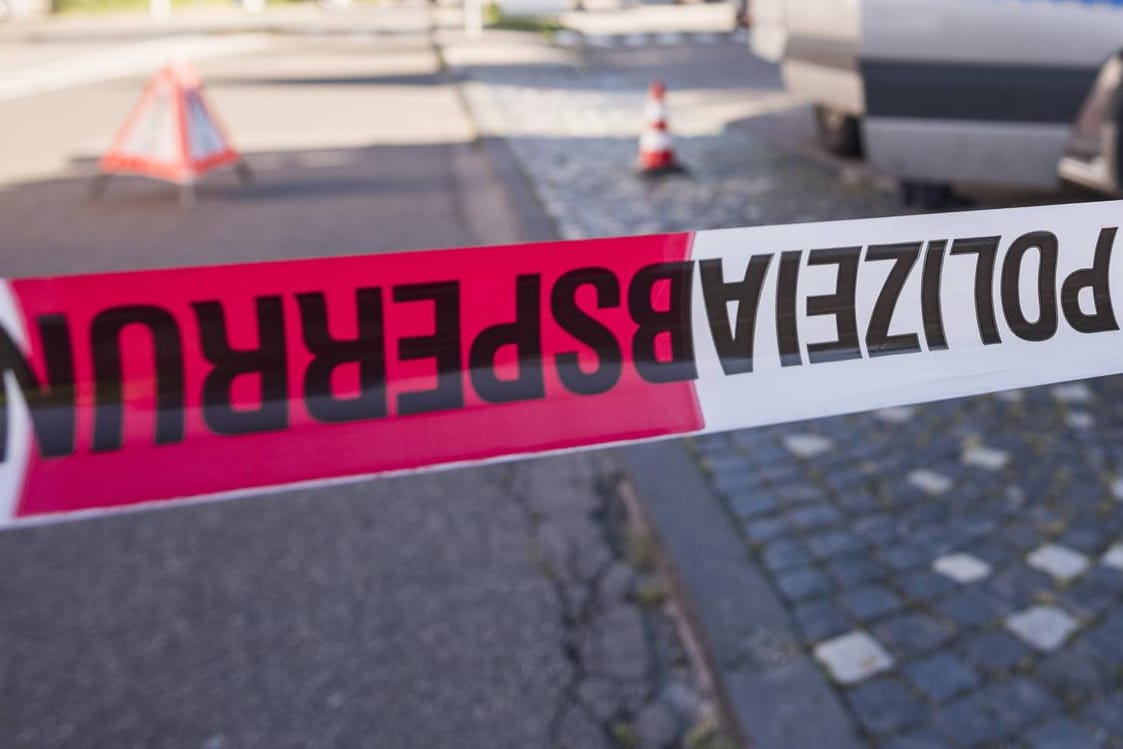 Ein Sperrband der Polizei: Zunächst hob die Polizei ihre Sperrung schnell wieder auf – dann flogen neue Geschosse. (Symbolbild)