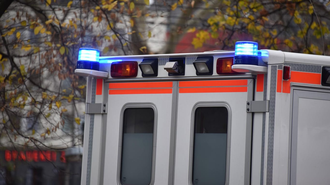 Blaulicht an einem Krankenwagen: Fünf bis acht Minute musste das Rettungsfahrzeug warten, bevor es losfahren konnte. (Symbolbild)