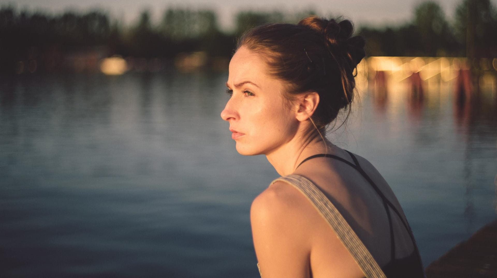 Nachdenkliche Frau: Eine Depression lässt sich klar von Stimmungsschwankungen abgrenzen.