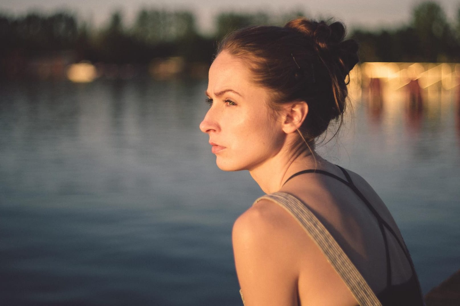 Nachdenkliche Frau: Eine Depression lässt sich klar von Stimmungsschwankungen abgrenzen.