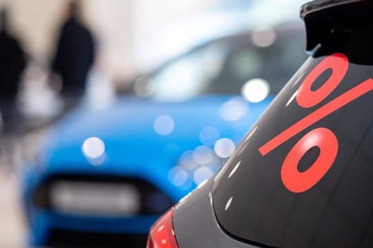 Autokäufer sollten sich als Sicherheit eine Bankbürgschaft vom Händler geben lassen, wenn sie eine hohe Anzahlung leisten müssen.