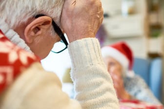 Besonders ältere Leute fühlen sich an Weihnachten oft allein. (Symbolfoto)