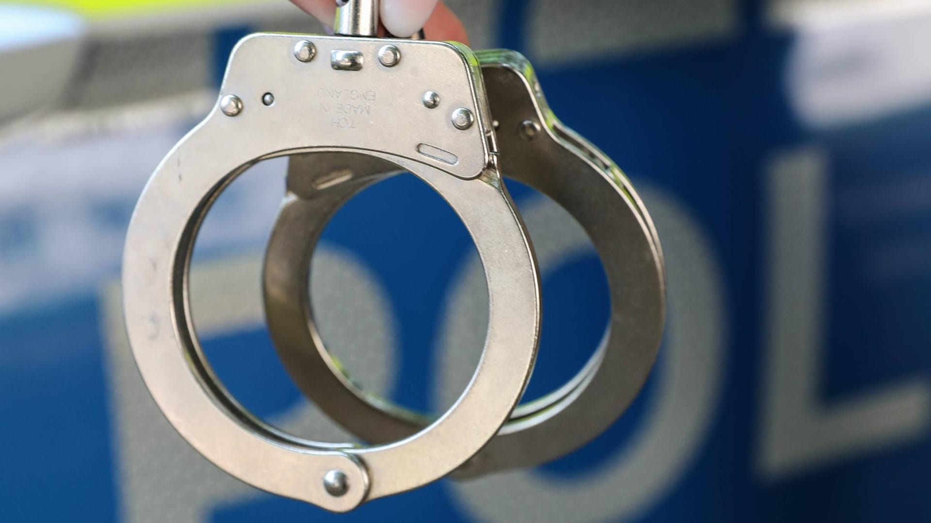 Handschellen: Die Polizei konnte einen mutmaßlichen Vergewaltiger aufhalten. (Symbolbild) Handschellen: Die Polizei konnte einen mutmaßlichen Vergewaltiger aufhalten. (Symbolbild)