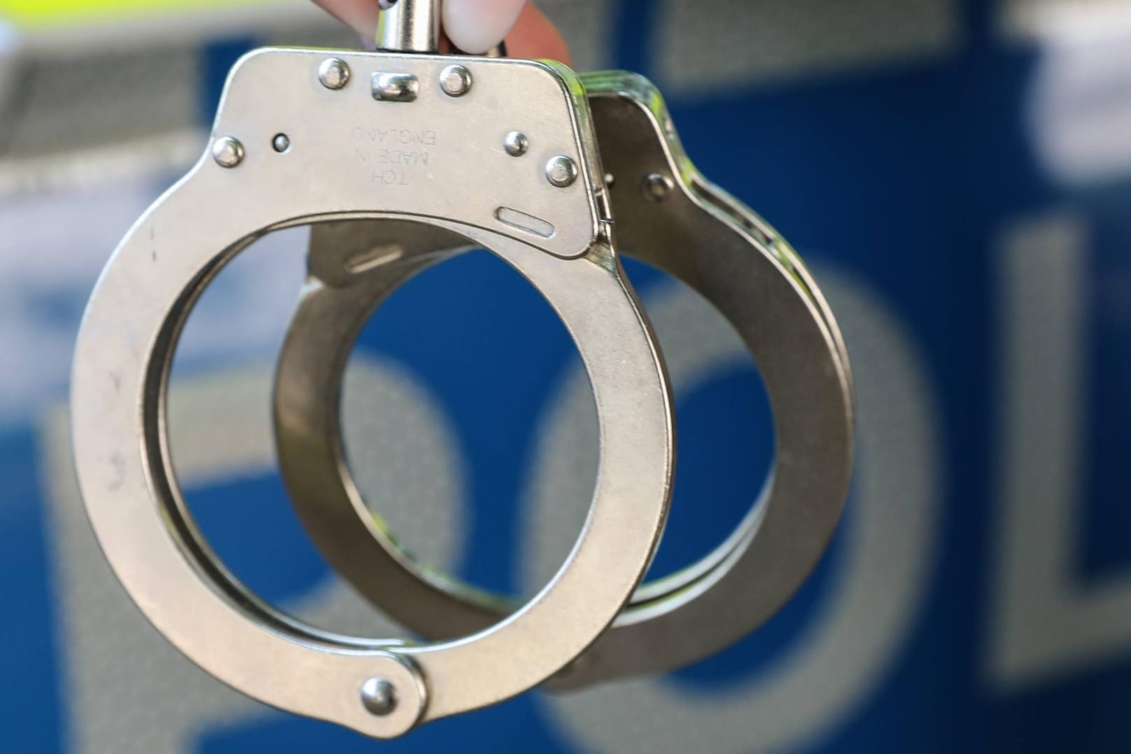 Handschellen: Die Polizei konnte einen mutmaßlichen Vergewaltiger aufhalten. (Symbolbild)