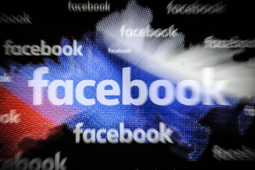 Facebook-Logo und Russland-Flagge: Facebook wurde in diesem Jahr von einer Reihe von Krisen beherrscht.
