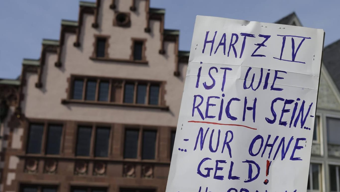 Protest gegen die Hartz-IV-Regelungen in Frankfurt: Eine Mehrheit der Deutschen fordert grundlegende Änderungen an der Sozialgesetzgebung.