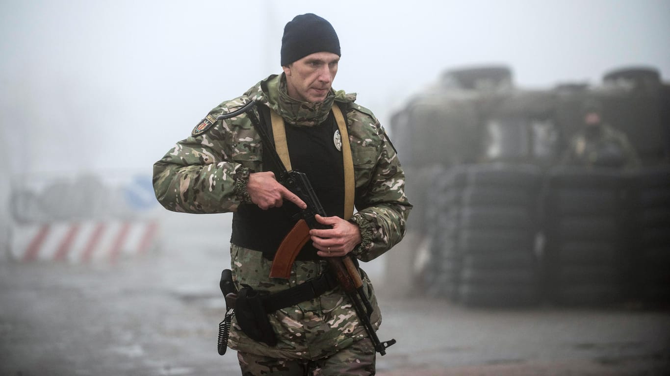Berdyansk: Ein Soldat der ukrainischen Nationalgarde steht an einem Checkpoint: Im Land wächst die Angst vor einem bewaffneten Konflikt mit Russland.