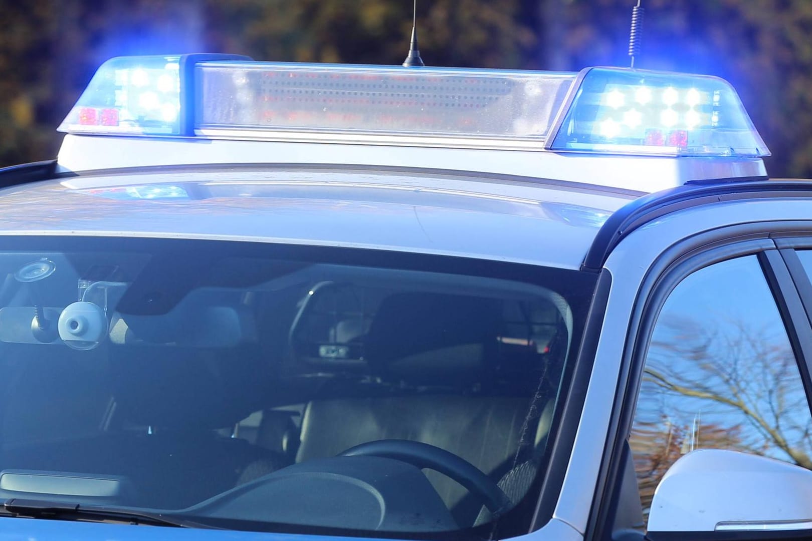 Polizei im Einsatz: Die Polizei geht bei der männlichen Leiche von einem Gewaltverbrechen aus.