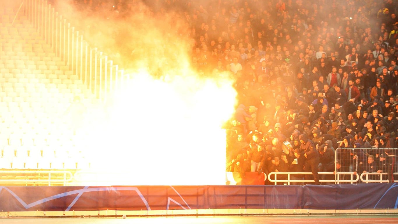 Vor der Partie gegen AEK Athen brannte es im Fan-Block von Ajax Amsterdam.