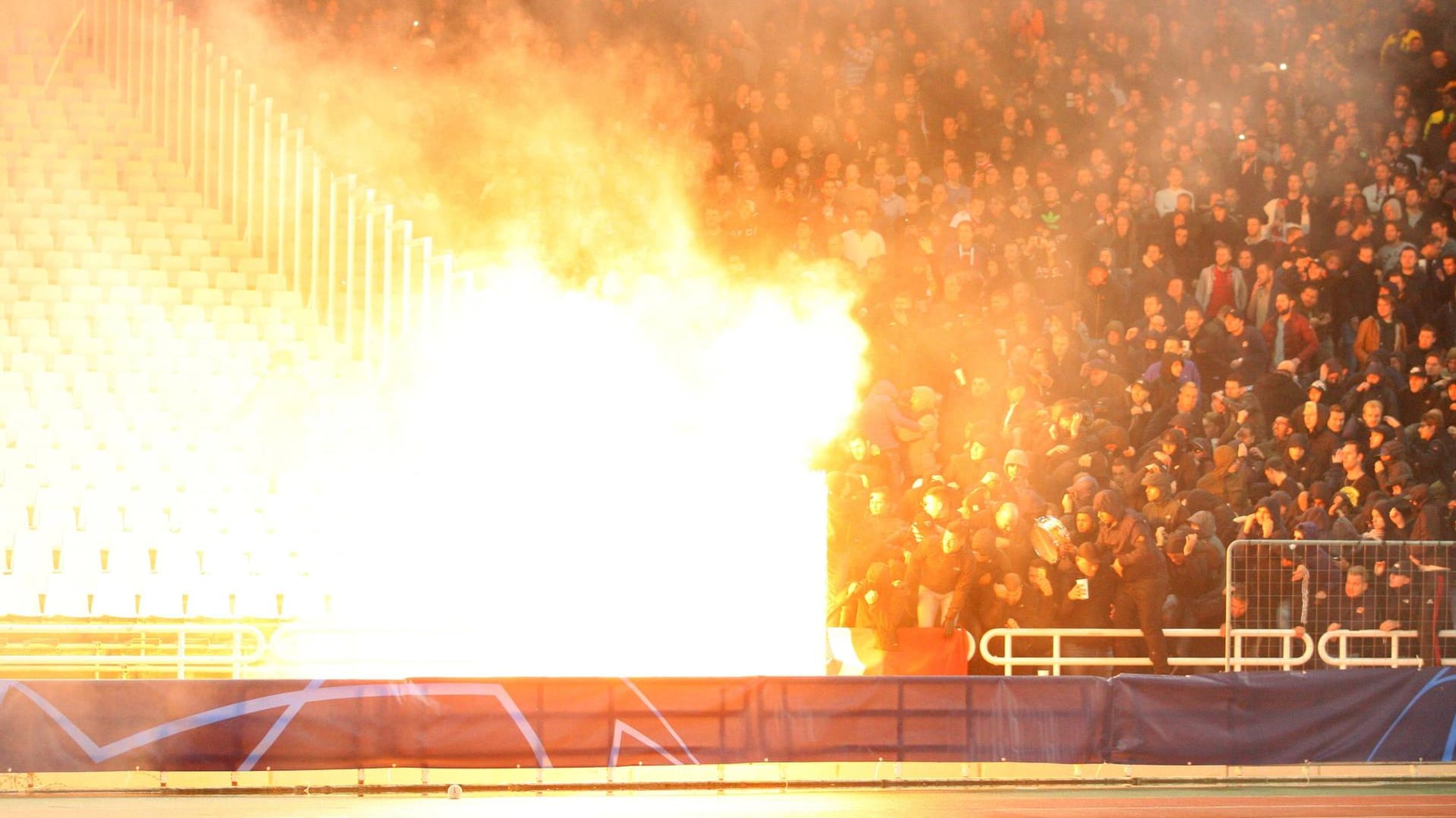 Vor der Partie gegen AEK Athen brannte es im Fan-Block von Ajax Amsterdam.