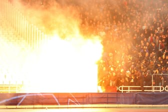 Vor der Partie gegen AEK Athen brannte es im Fan-Block von Ajax Amsterdam.