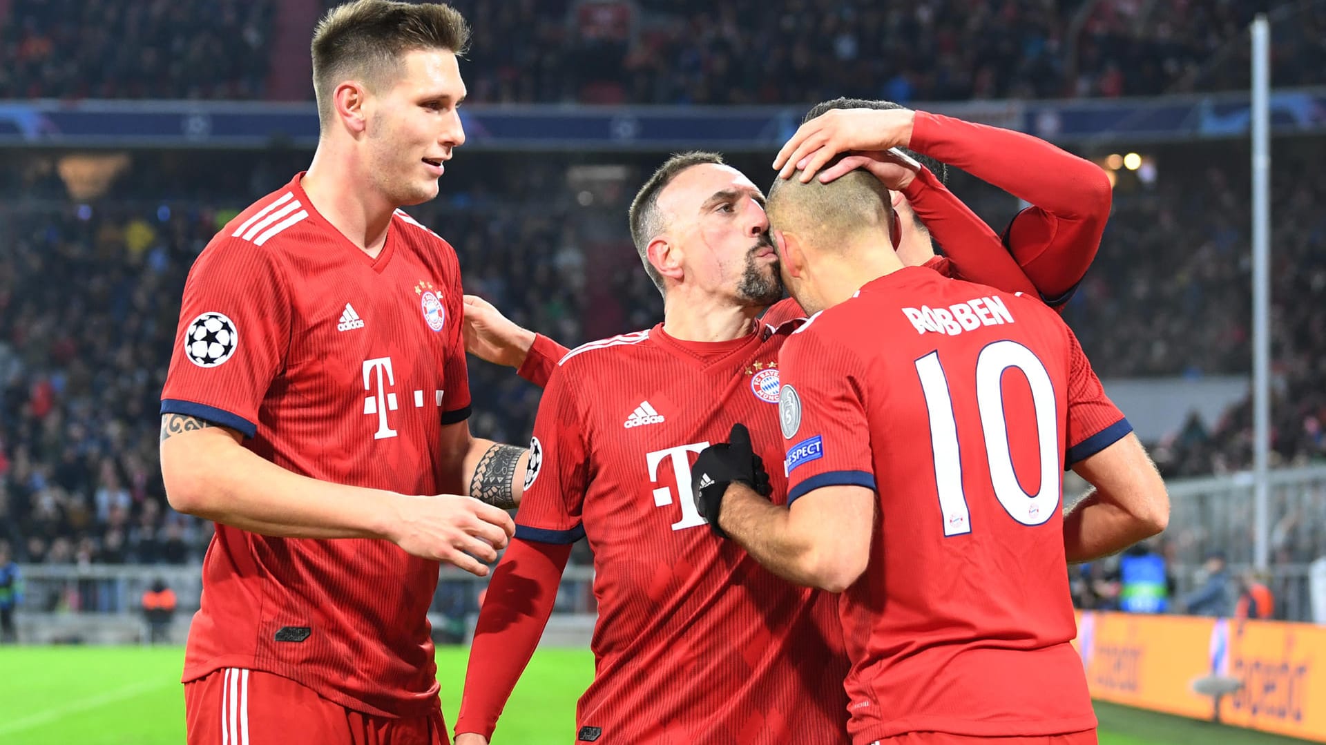 Freude bei den Bayern-Routiniers: Franck Ribery (M.) beglückwünscht Arjen Robben (r.) zu seinem Führungstor gegen Benfica.