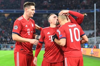 Freude bei den Bayern-Routiniers: Franck Ribery (M.) beglückwünscht Arjen Robben (r.) zu seinem Führungstor gegen Benfica.