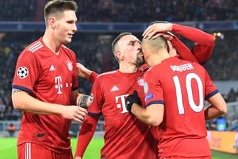 Freude bei den Bayern-Routiniers: Franck Ribery (M.) beglückwünscht Arjen Robben (r.) zu seinem Führungstor gegen Benfica.