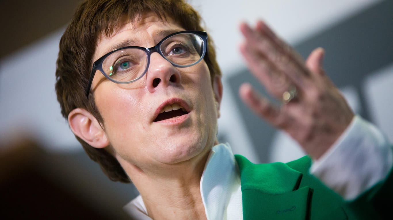 Stuttgart: Annegret Kramp-Karrenbauer, Kandidatin für den CDU-Bundesvorsitz, gibt nachdem sie sich zuvor der baden-württembergischen CDU-Landtagsfraktion vorgestellt hatte, ein Statement.