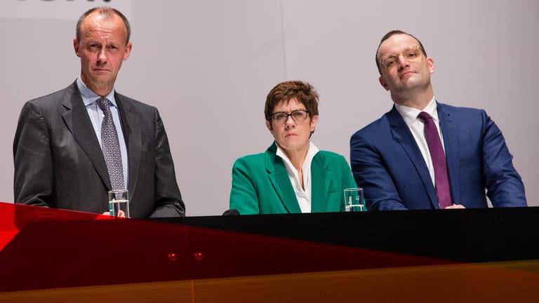 Böblingen: Die drei Kandidaten für den CDU-Bundesvorsitz, Friedrich Merz (l-r), Annegret Kramp-Karrenbauer und Jens Spahn beantworten bei der CDU-Regionalkonferenz Fragen von Parteimitgliedern.