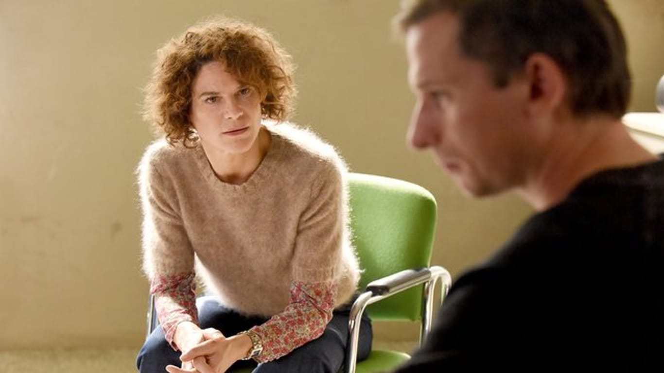Hanna Rautenberg (Bibiana Beglau) und Peter Petrowski (Till Firit) in einer Szene des Films "Sieben Stunden".