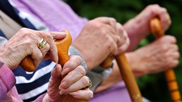 Senioren sitzen auf einer Parkbank im nordrhein-westfälischen Leichlingen. Senioren sitzen auf einer Parkbank im nordrhein-westfälischen Leichlingen.