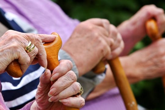 Senioren sitzen auf einer Parkbank im nordrhein-westfälischen Leichlingen.
