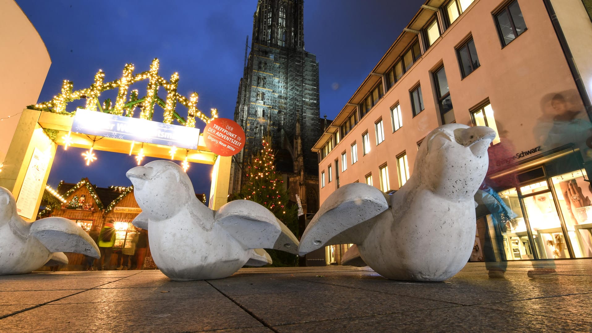 Ulm: Fünf Spatzen aus Beton stehen am Eingang zum Weihnachtsmarkt als Sicherheitsbarriere auf dem Boden.