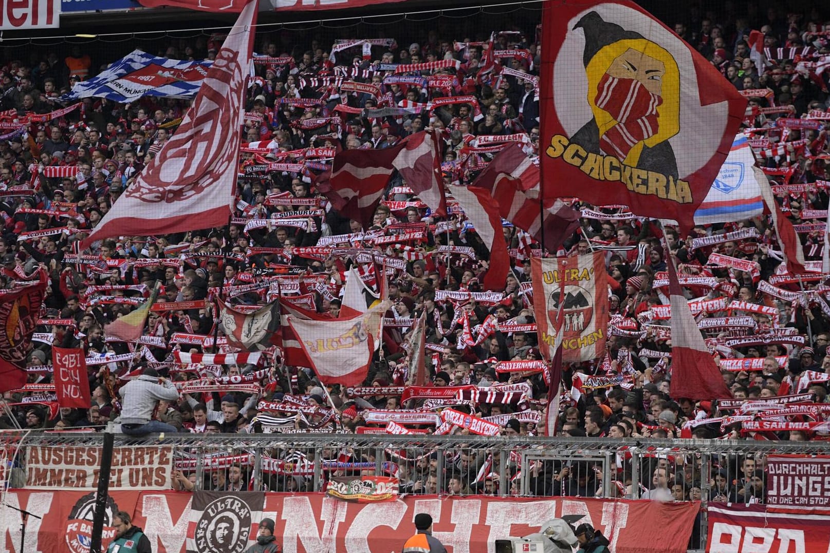 Stellten sich nicht komplett hinter Uli Hoeneß: Die Fans aus der Bayern-Südkurve.