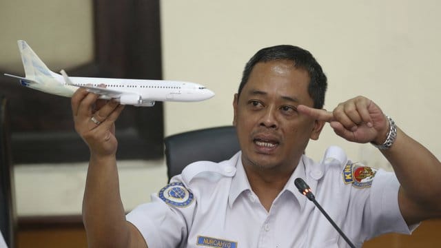 An Hand eines Flugzeugmodells erklärt der Ermittler des Nationalen Verkehrssicherheitskomitees, Nurcahyo Utomo, die vorläufigen Ergebnisse zum Absturz des Lion Air Fluges 610. An Hand eines Flugzeugmodells erklärt der Ermittler des Nationalen Verkehrssicherheitskomitees, Nurcahyo Utomo, die vorläufigen Ergebnisse zum Absturz des Lion Air Fluges 610.