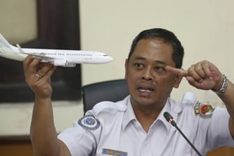An Hand eines Flugzeugmodells erklärt der Ermittler des Nationalen Verkehrssicherheitskomitees, Nurcahyo Utomo, die vorläufigen Ergebnisse zum Absturz des Lion Air Fluges 610.