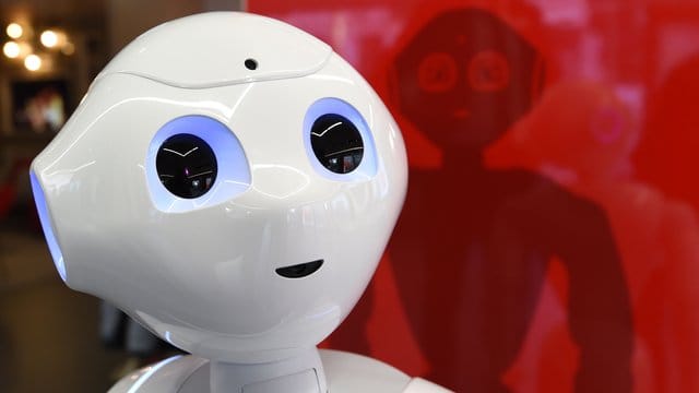 "Sie unterstützt uns mit Rat und Tat": Der Roboter Luna Pepper steht in der Stadtteil-Filiale der Sparkasse Bremen-Neustadt. "Sie unterstützt uns mit Rat und Tat": Der Roboter Luna Pepper steht in der Stadtteil-Filiale der Sparkasse Bremen-Neustadt.