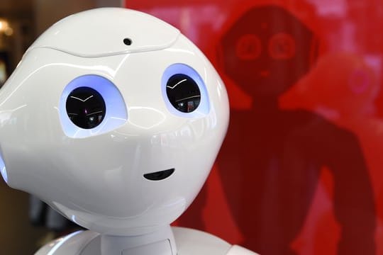 "Sie unterstützt uns mit Rat und Tat": Der Roboter Luna Pepper steht in der Stadtteil-Filiale der Sparkasse Bremen-Neustadt.